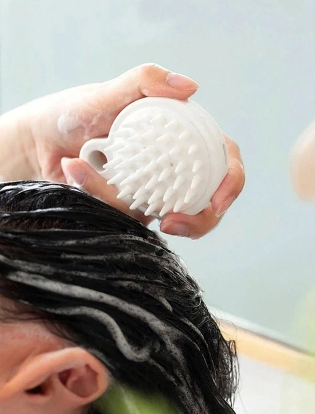 Le secret pour un cuir chevelu en pleine santé : découvrez l'incroyable brosse massante de shampoing !