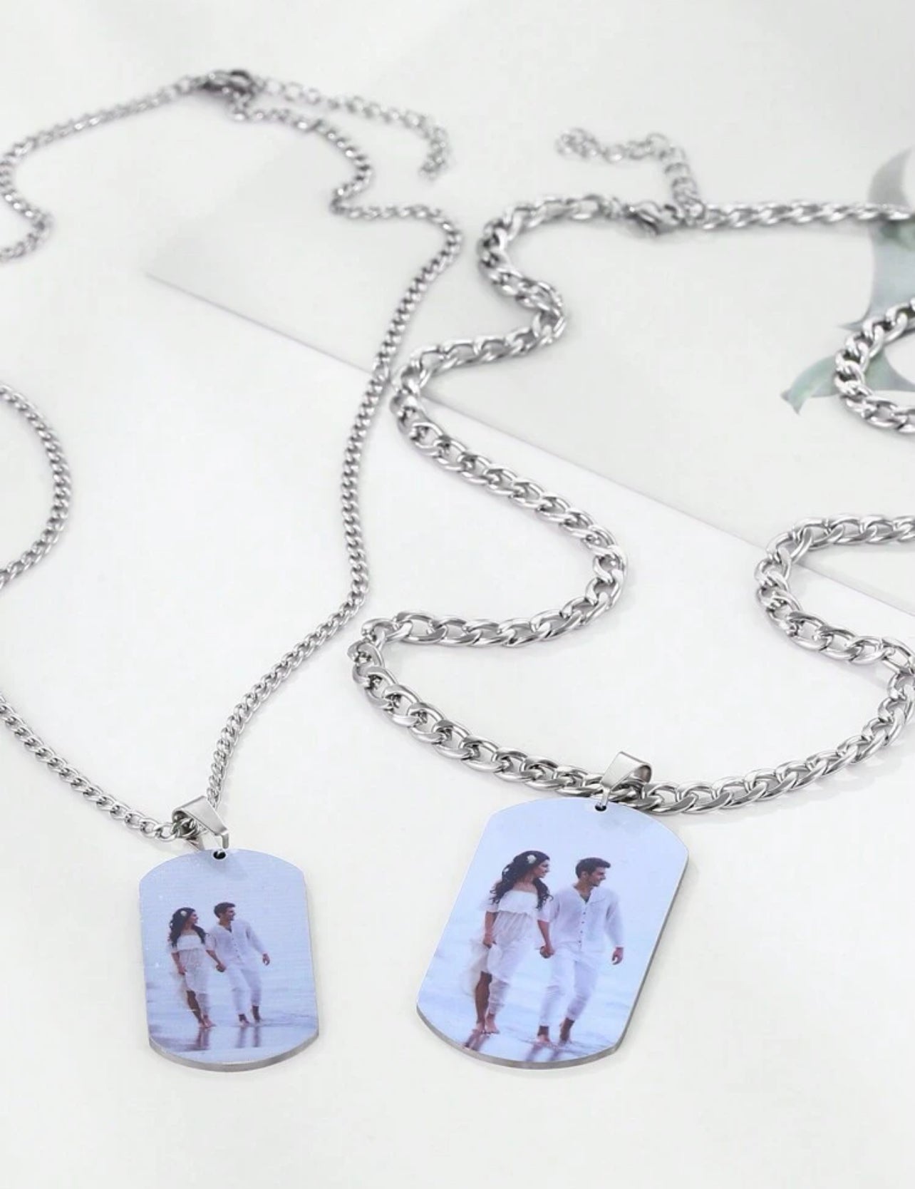 Collier unisexe plaque d’image gravée au laser couple