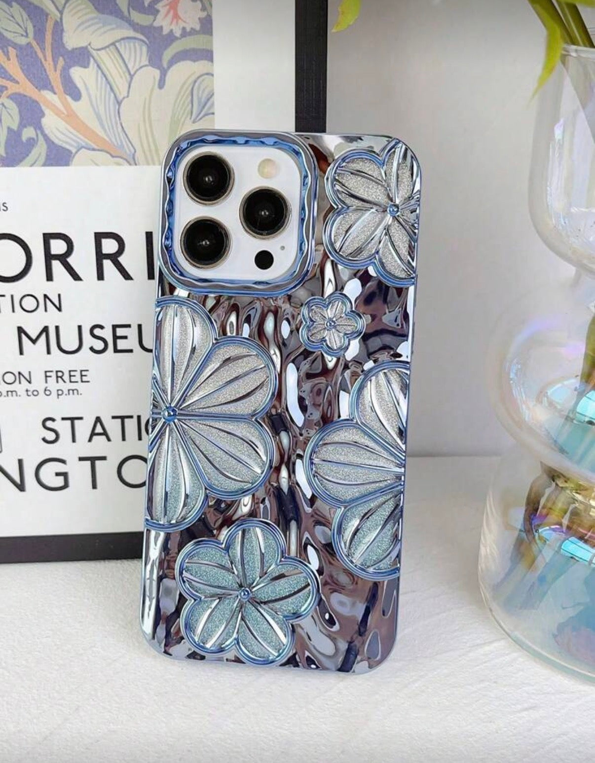 Coque iPhone "Floral Chrome" – Design 3D Luxueux & Reflets Métallisés