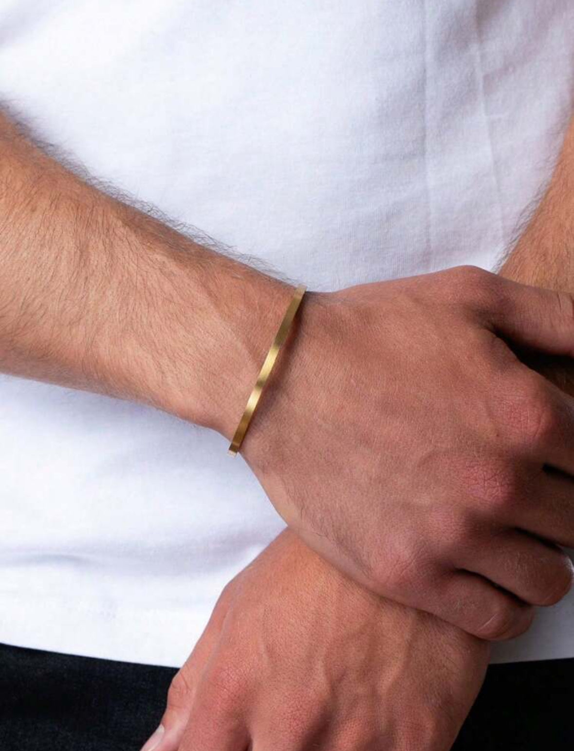 Bracelet Minimaliste en Acier Doré – Élégance Intemporelle