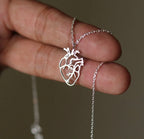 Collier Délicat avec Pendentif Anatomique du Cœur