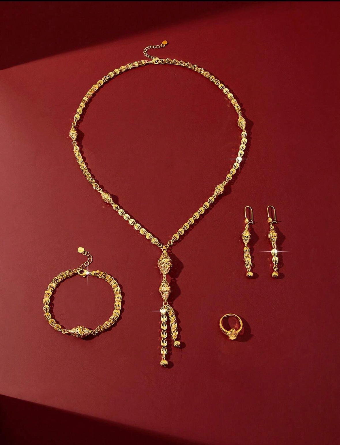 Parure de Bijoux Dorés Élégante – Collier, Bracelet, Bague et Boucles d’Oreilles