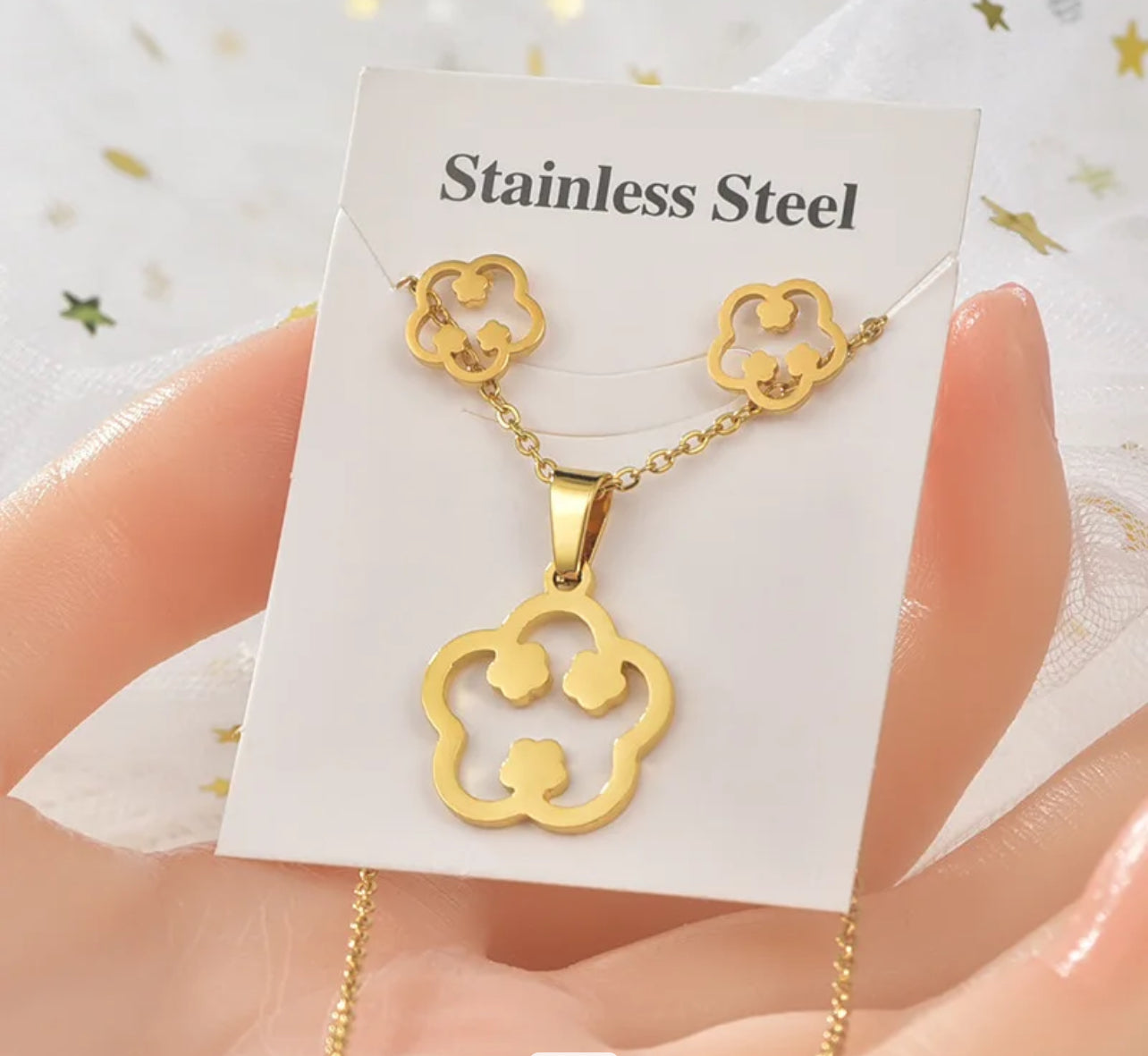 Éclat Printanier : Ensemble Collier et Boucles d'Oreilles Fleur en Acier Inoxydable