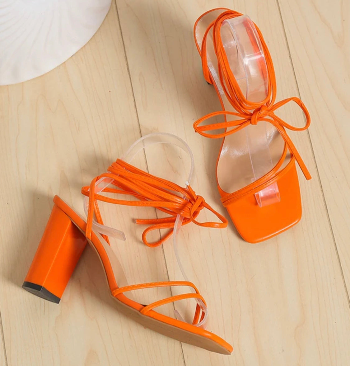 Sandales à Talons Carrés Nouées – Élégance & Stabilité