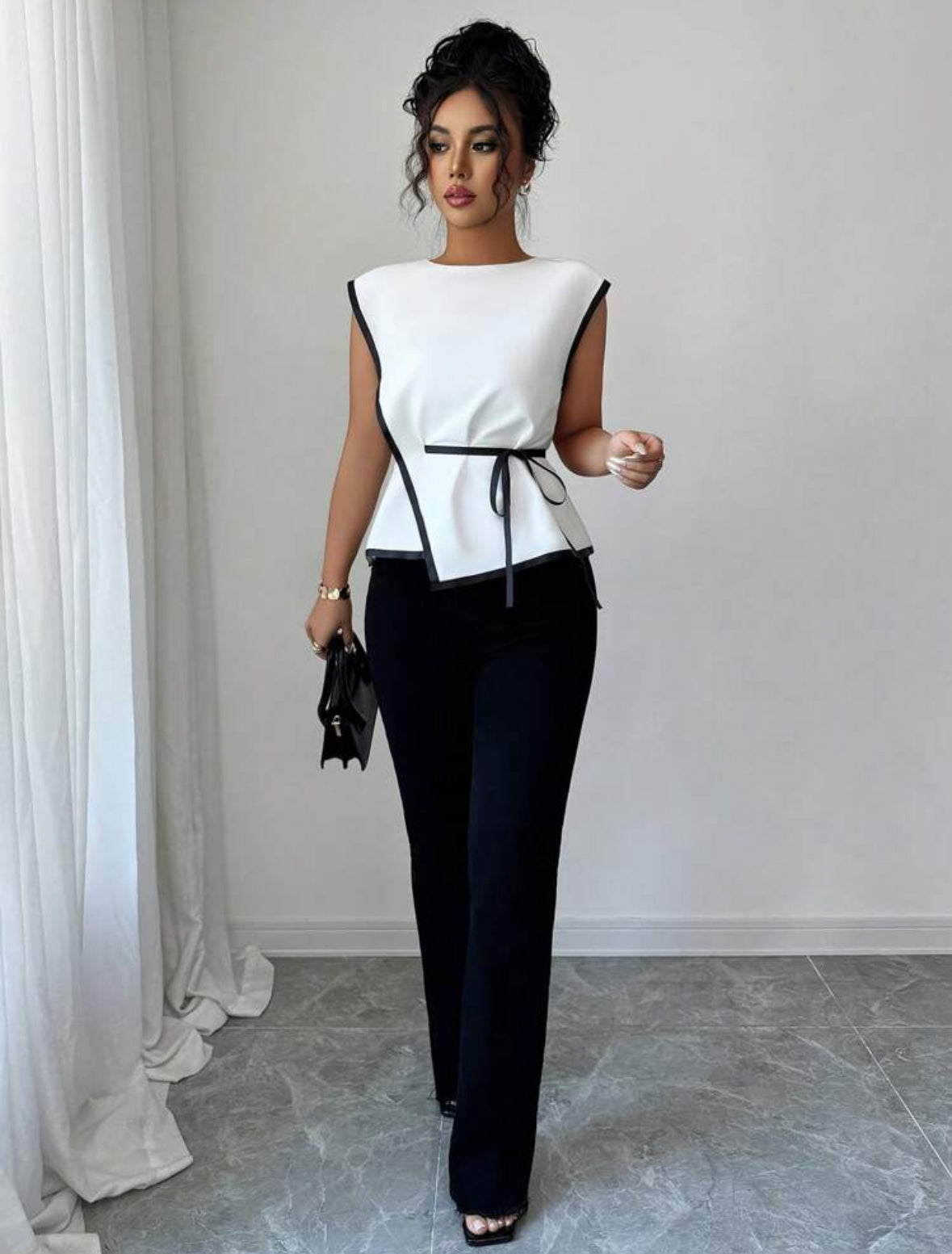 Haut Élégant Bicolore avec Ceinture Asymétrique