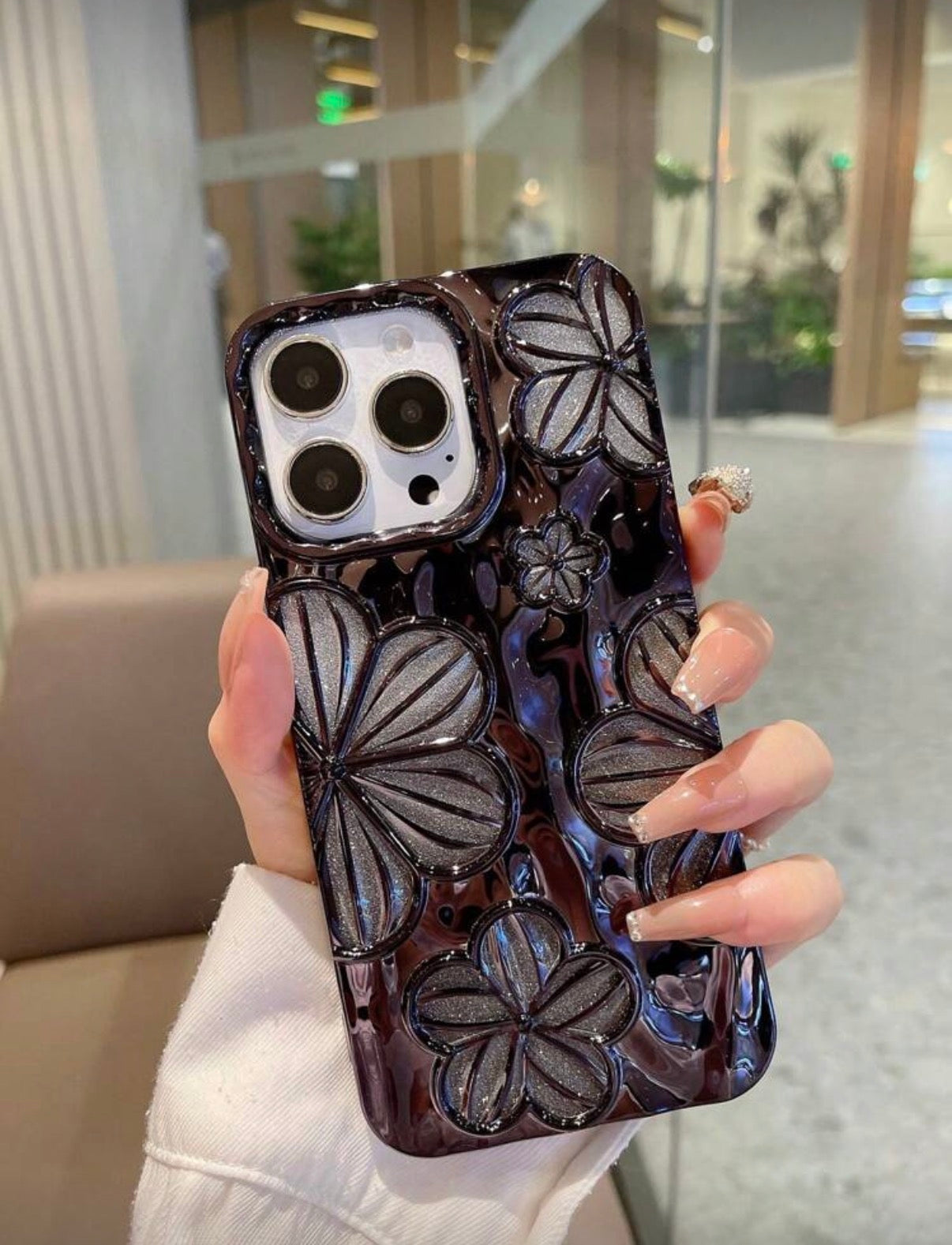 Coque iPhone "Floral Chrome" – Design 3D Luxueux & Reflets Métallisés