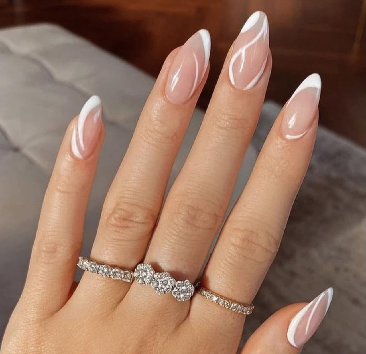 Faux Ongles Élegants pour des Mains Sublimes