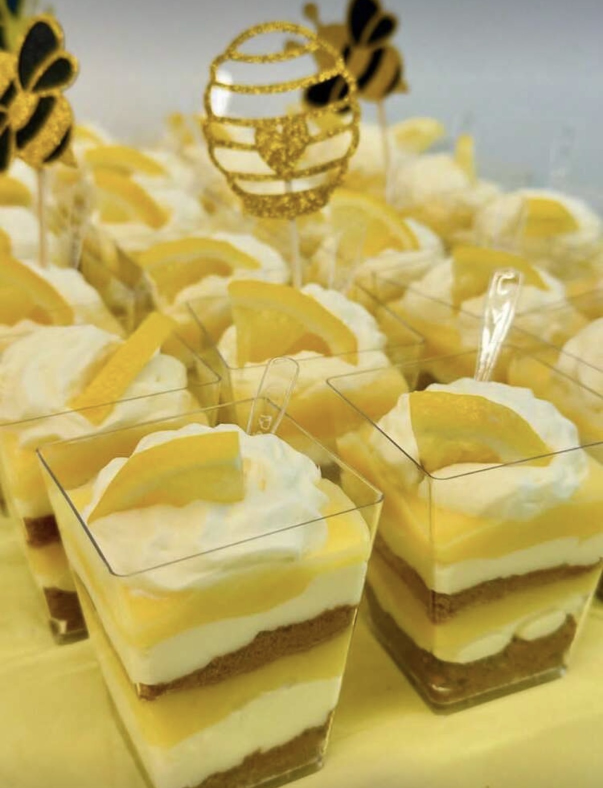 Lot de 80 Verrines Carrées Cristallines avec Couvercles et Cuillères – Format 150ml – Idéal Traiteurs et Événements