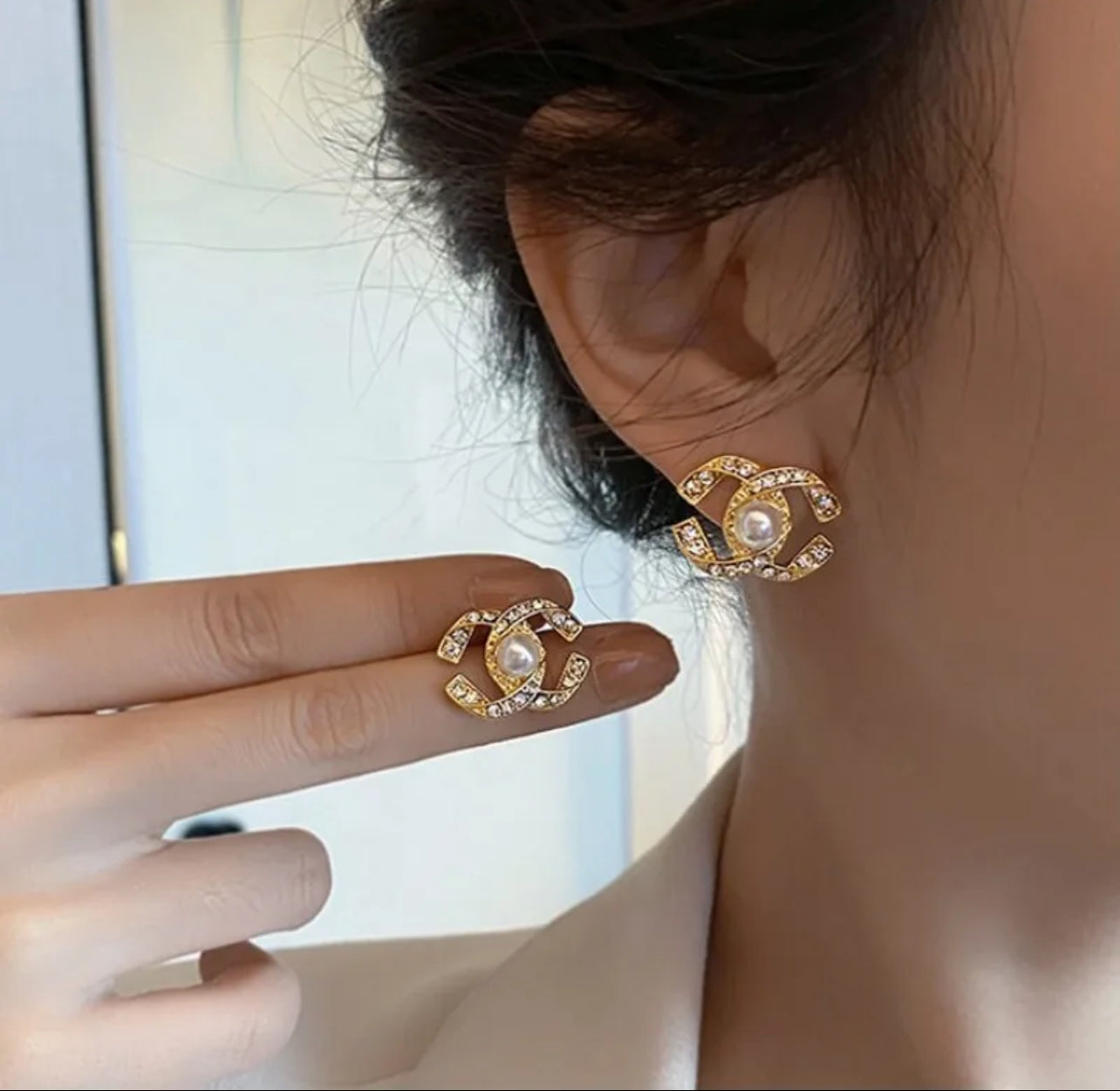 Éclat Classique: Boucles d'Oreilles à Perles et Strass Dorés