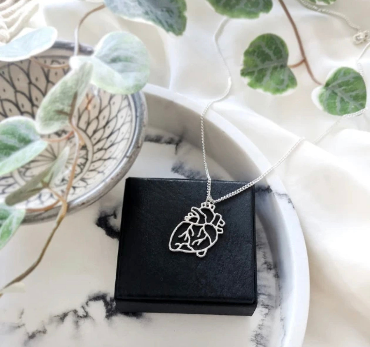 Collier Délicat avec Pendentif Anatomique du Cœur