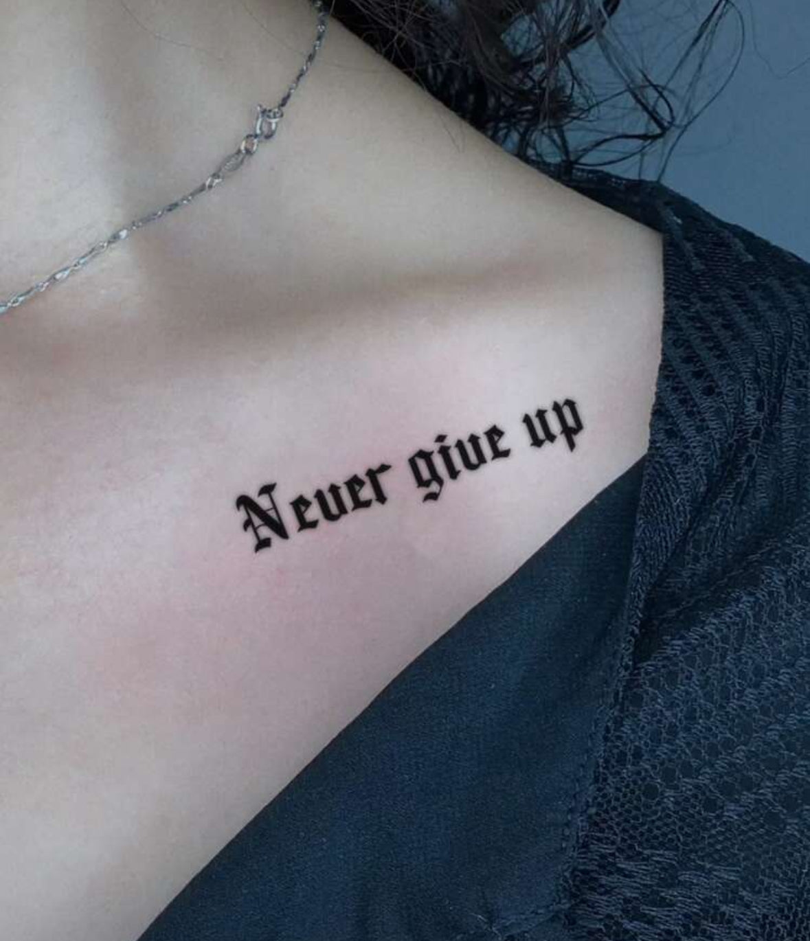 Tatouage Éphémère « Never Give Up » – Style Gothique