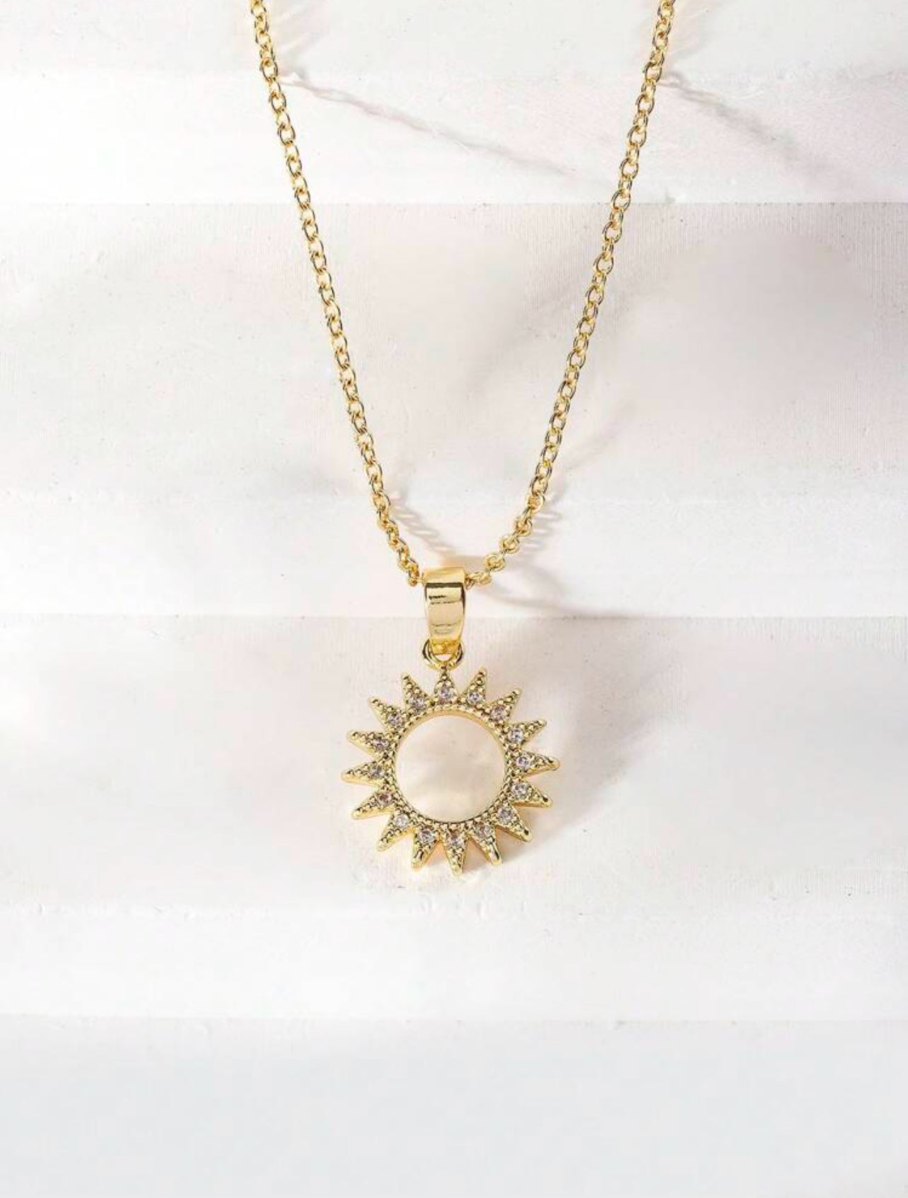 Collier à pendentif de soleil avec strass