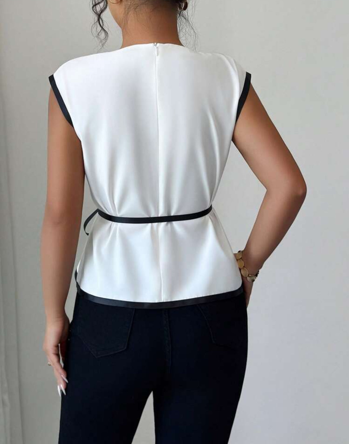 Haut Élégant Bicolore avec Ceinture Asymétrique