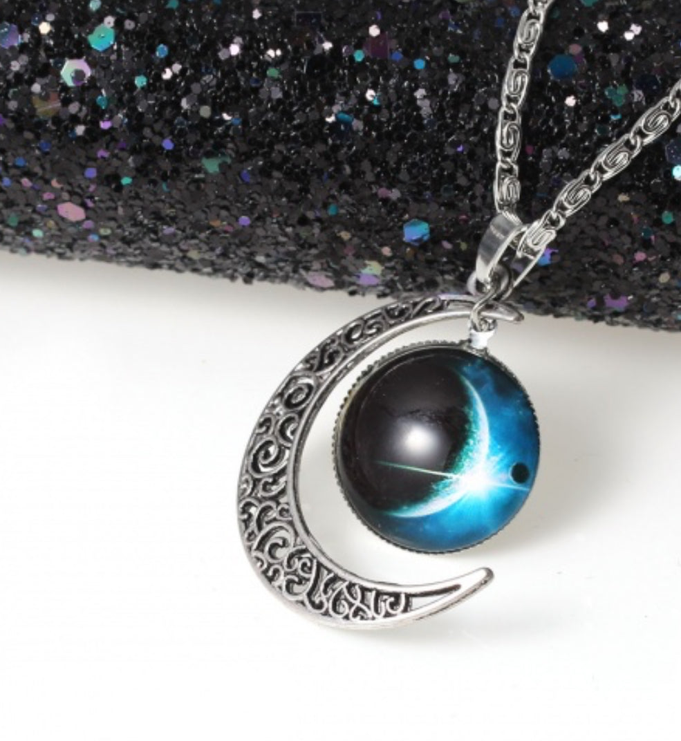 Nouvelle Tendance Pendentif Collier Galaxie Espace Univers Nébuleuse Multicolore Croissant Lune Cabochon en Verre Chaîne Escargot Argent