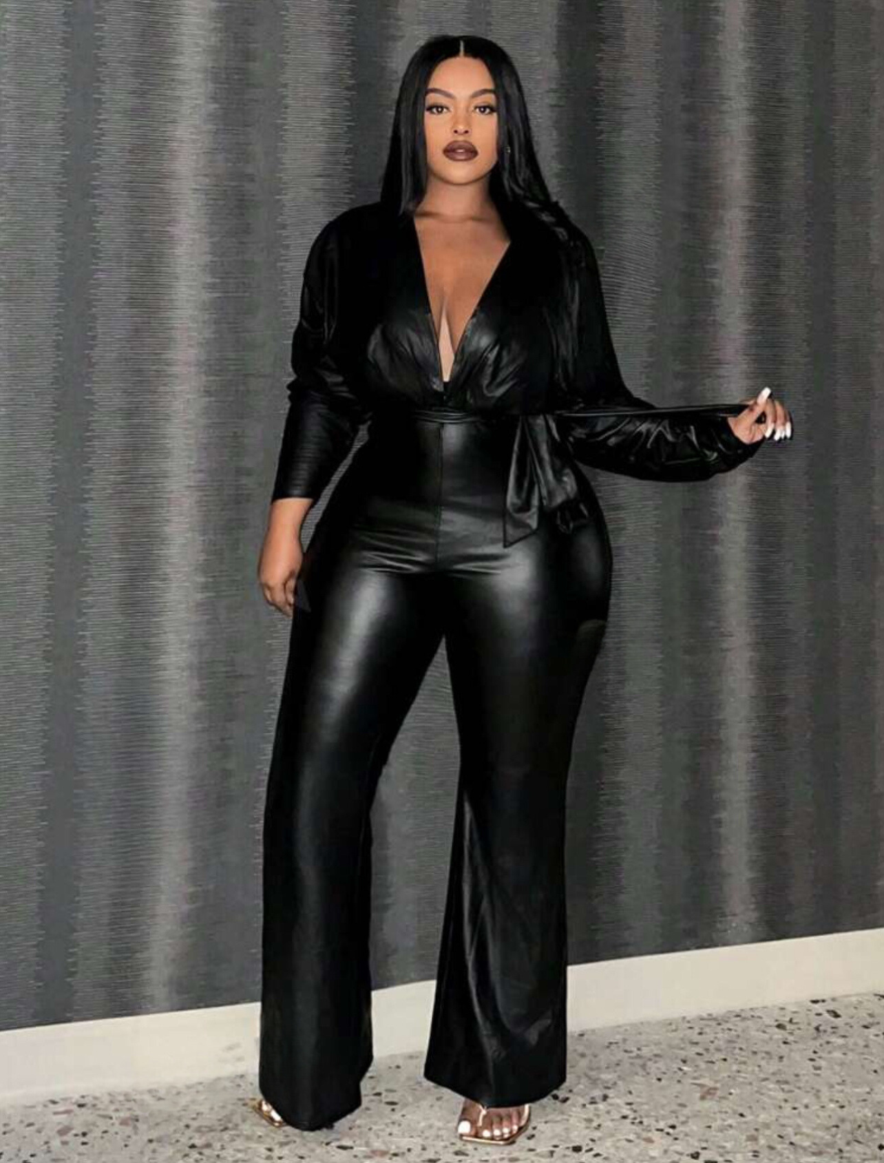 Combinaison à décolleté en V profond