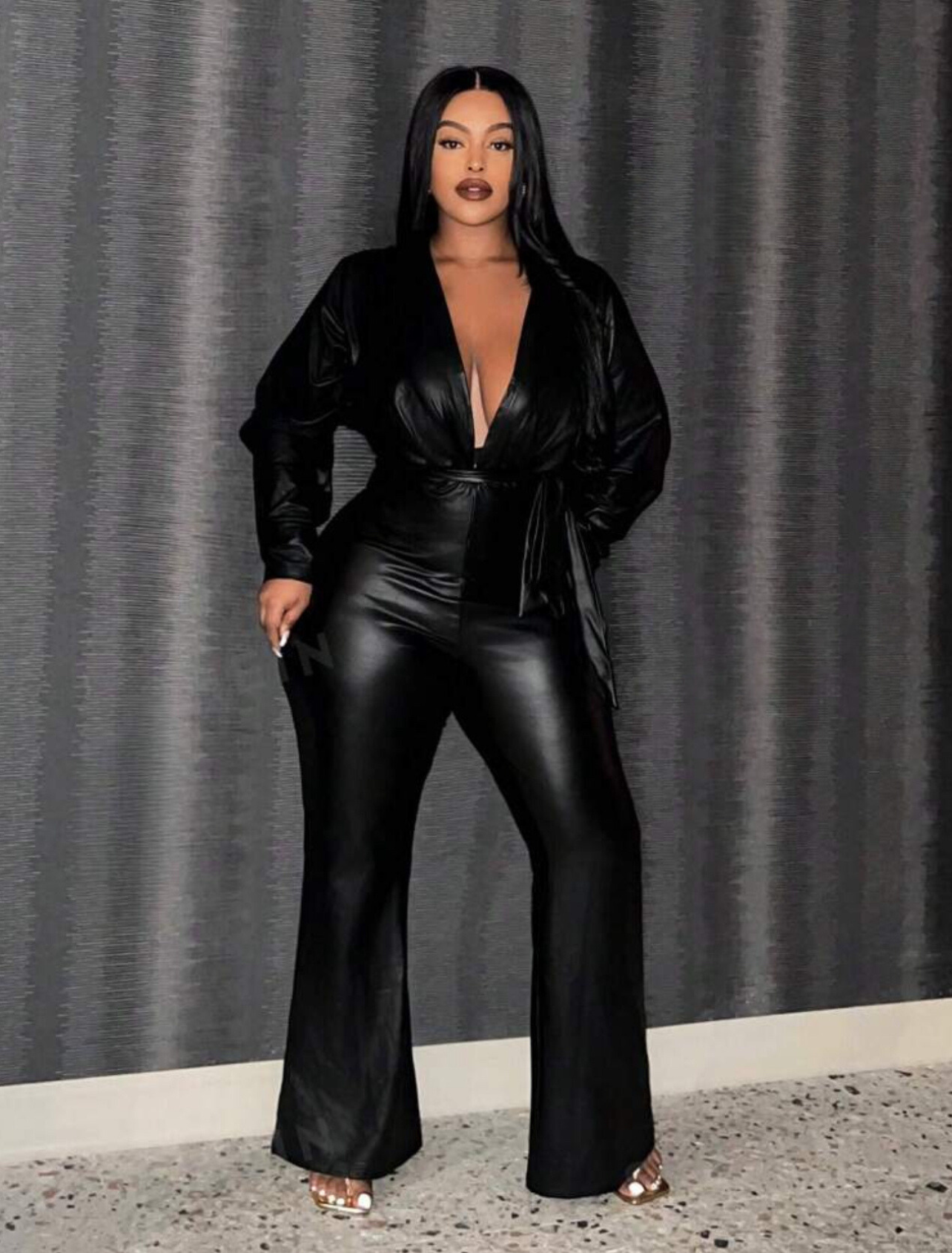 Combinaison à décolleté en V profond