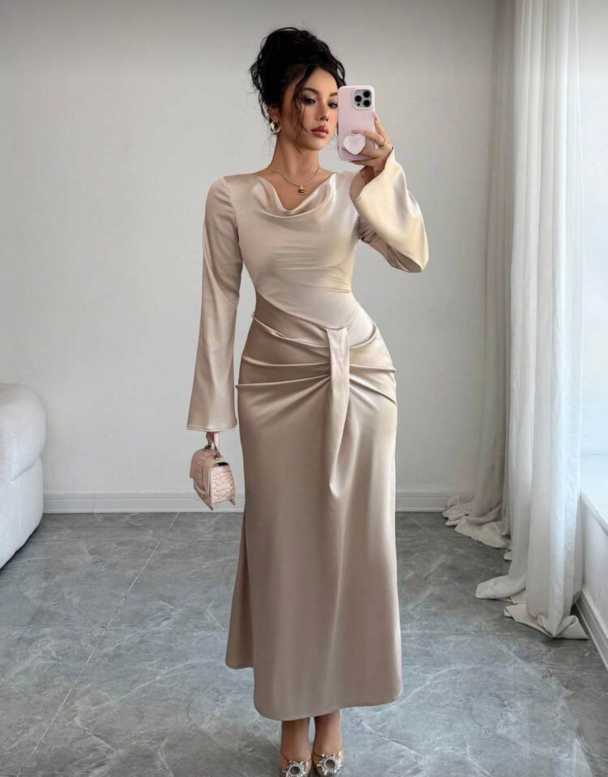 Robe Longue en Satin Champagne à Col Bénitier et Manches Évasées – Élégance Intemporelle