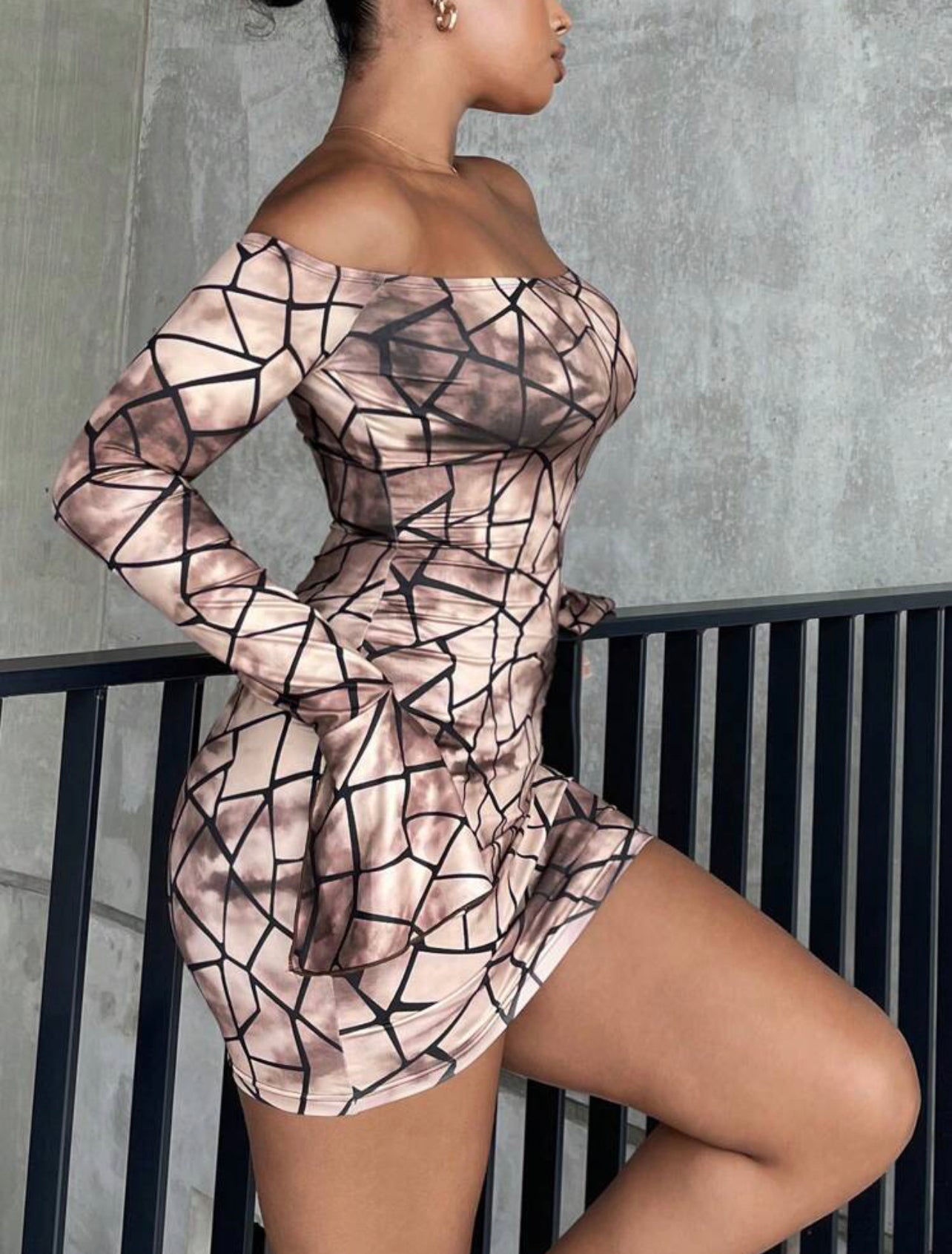 Sexy figurbetontes Bardot-Kleid mit ausgestellten Ärmeln