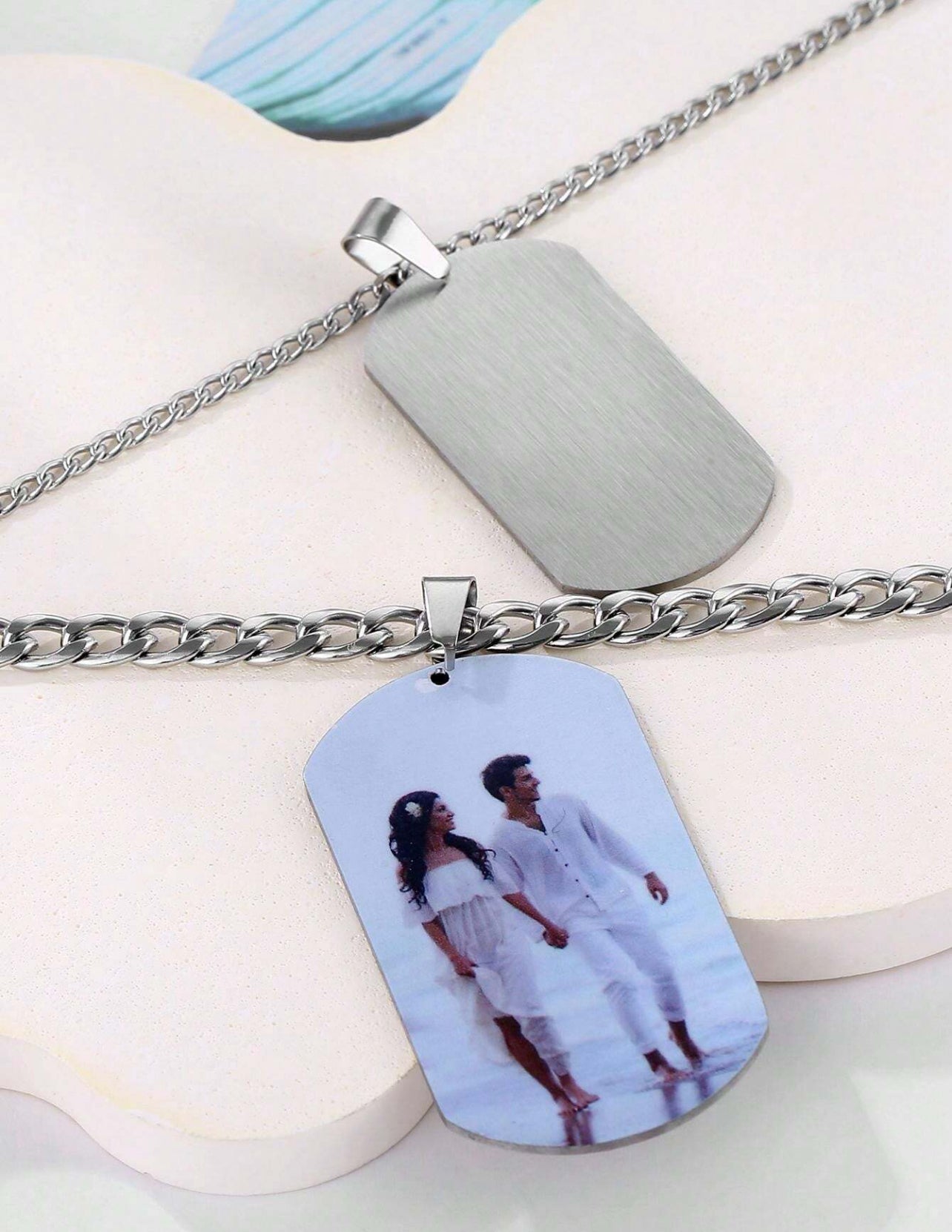Collier unisexe plaque d’image gravée au laser couple
