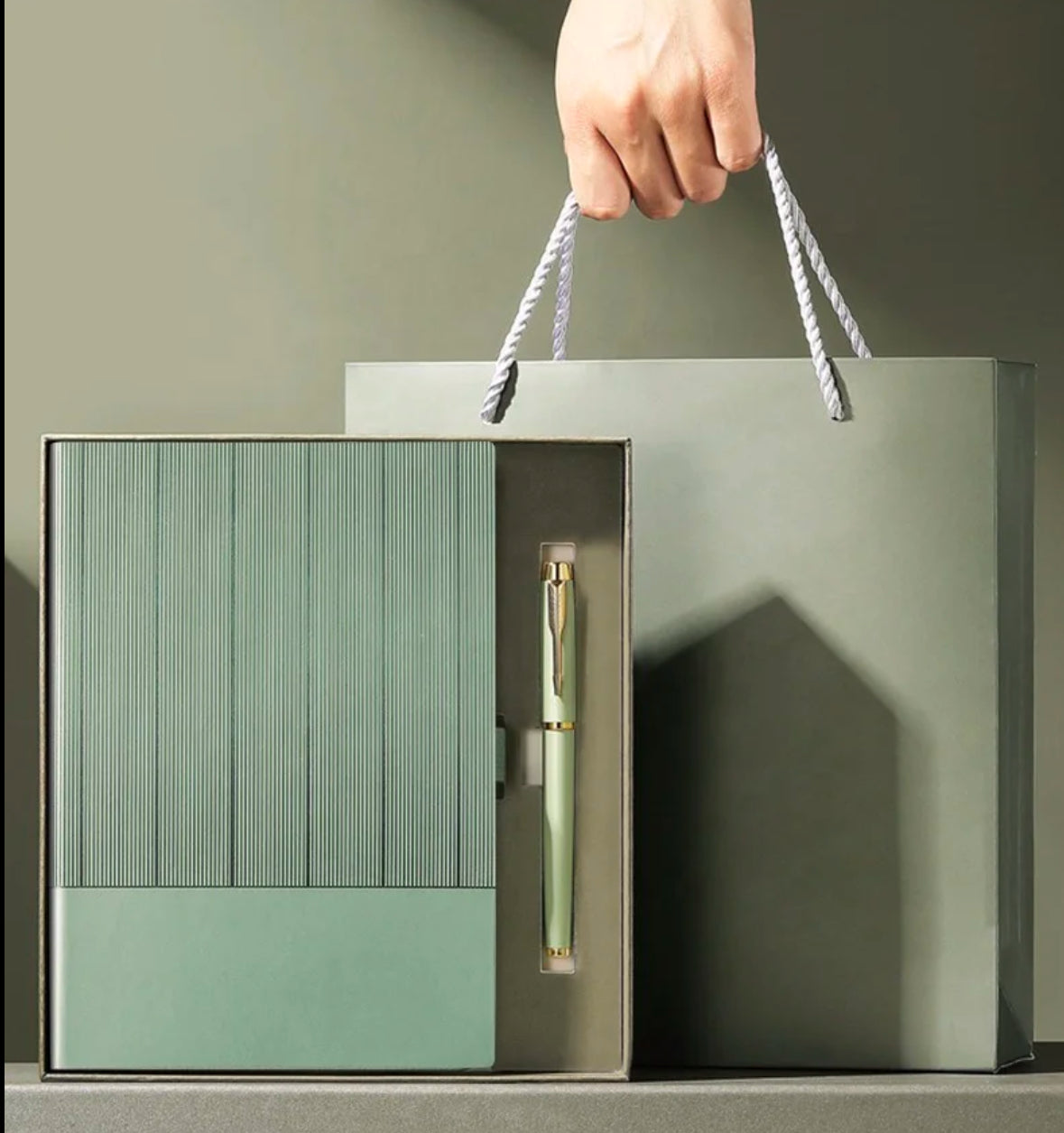 Coffret Cadeau de Luxe Personnalisé – Carnet A5, Stylo & Thermos