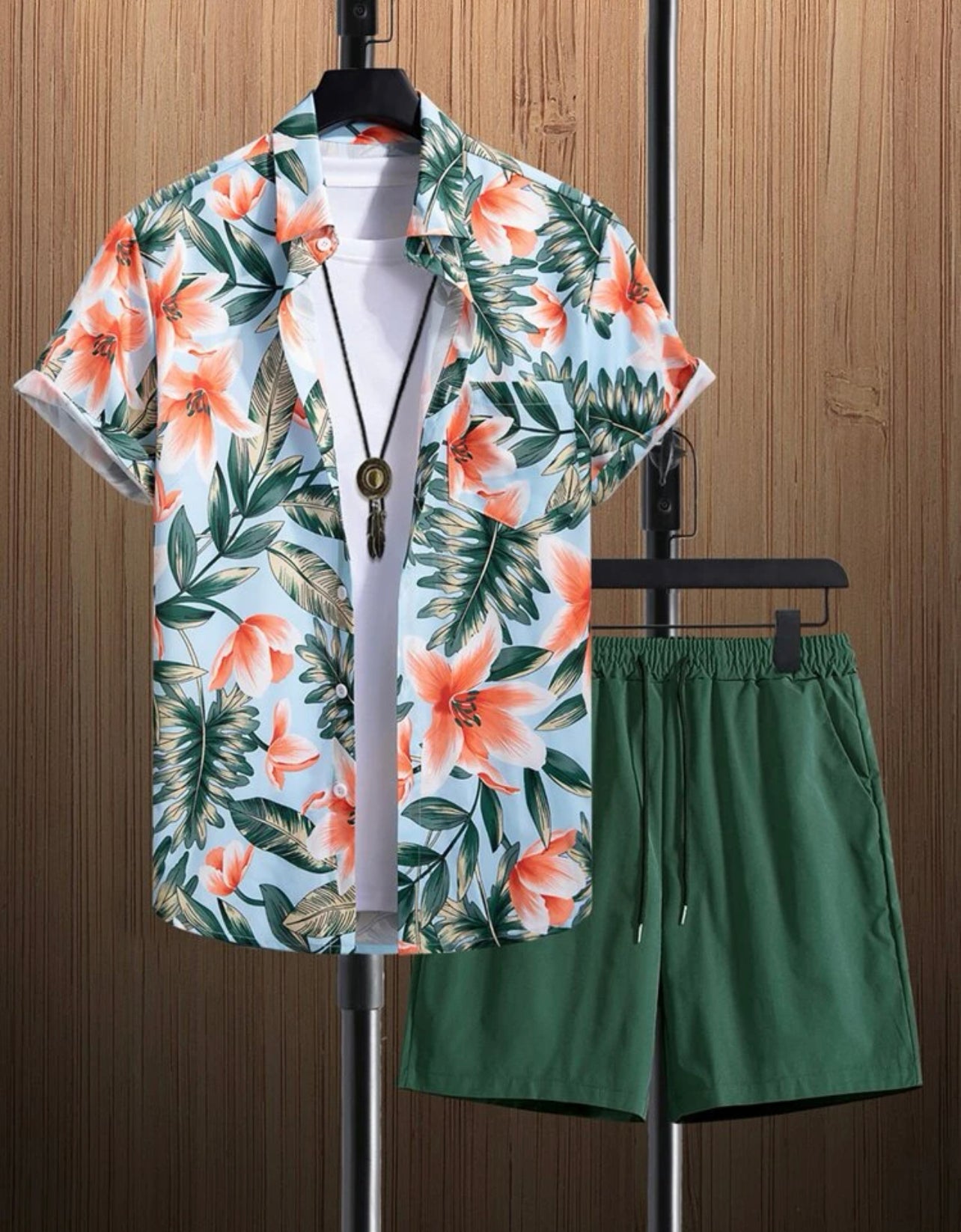 Herrenbekleidung: Hemd mit tropischem Print und Shorts mit Kordelzug