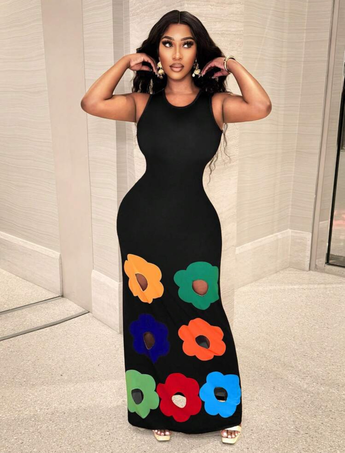 Robe longue ajustée avec motif floral ajouré