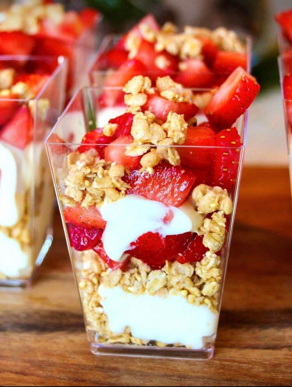 Lot de 80 Verrines Carrées Cristallines avec Couvercles et Cuillères – Format 150ml – Idéal Traiteurs et Événements