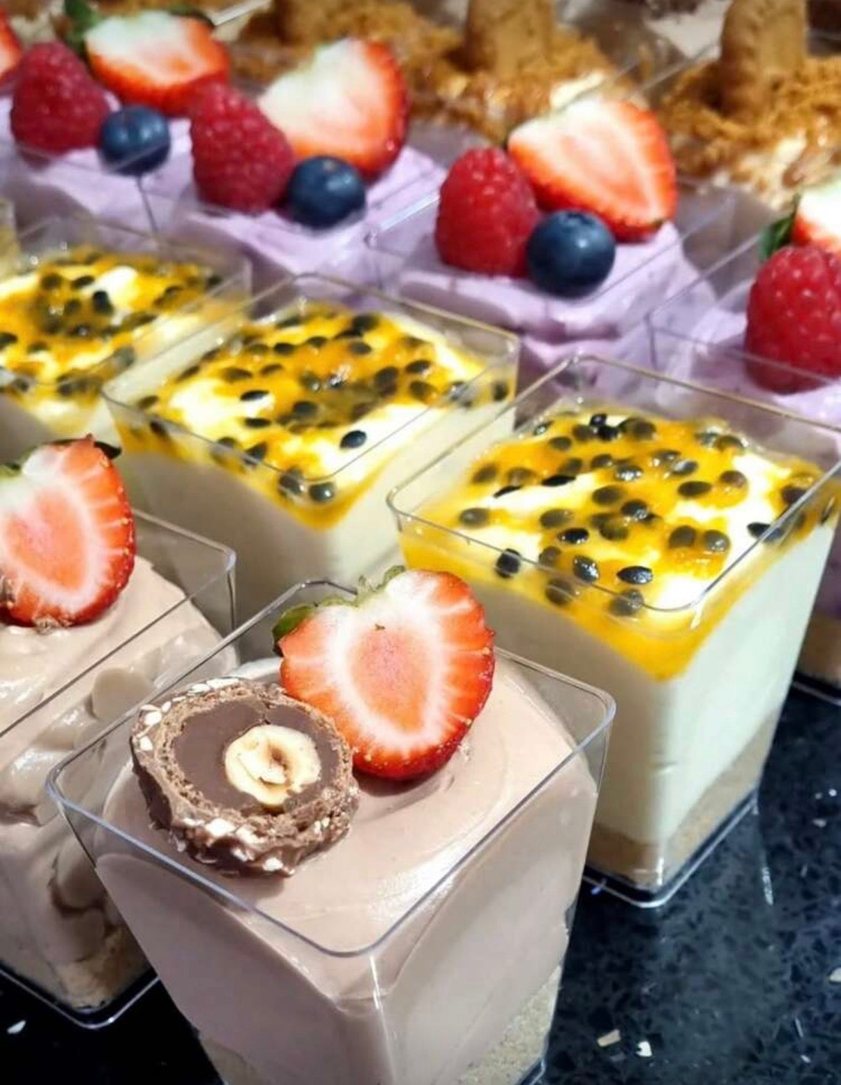 Lot de 80 Verrines Carrées Cristallines avec Couvercles et Cuillères – Format 150ml – Idéal Traiteurs et Événements