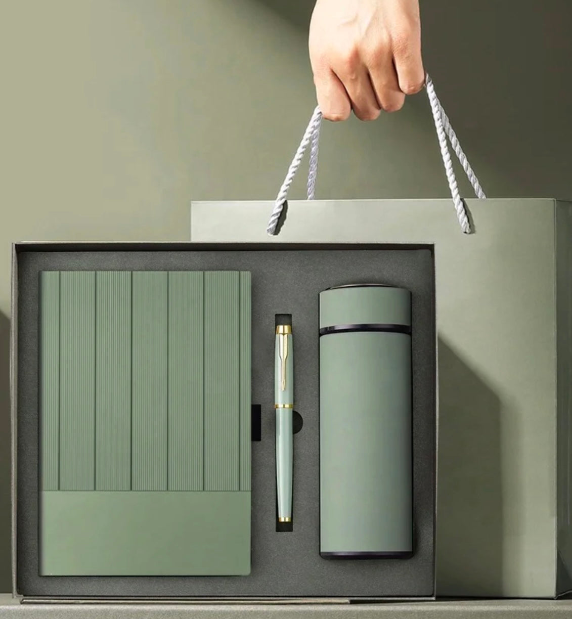 Coffret Cadeau de Luxe Personnalisé – Carnet A5, Stylo & Thermos