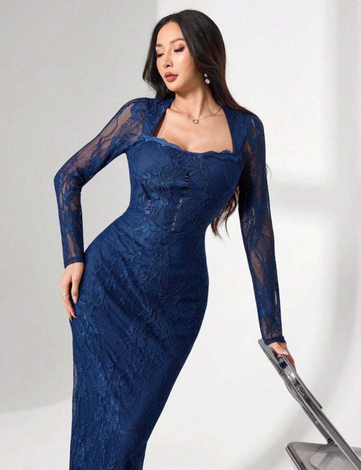 Robe Mi-Longue en Dentelle Florale Bleu Marine - Élégance Corsetée