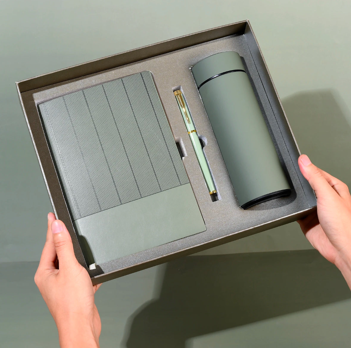 Coffret Cadeau de Luxe Personnalisé – Carnet A5, Stylo & Thermos