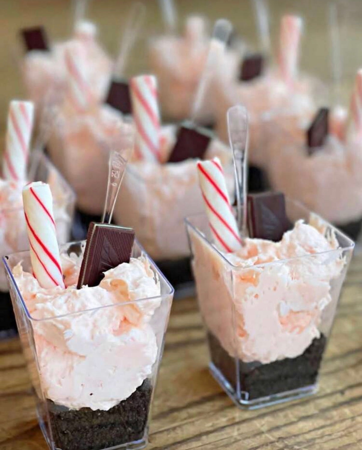 Lot de 80 Verrines Carrées Cristallines avec Couvercles et Cuillères – Format 150ml – Idéal Traiteurs et Événements