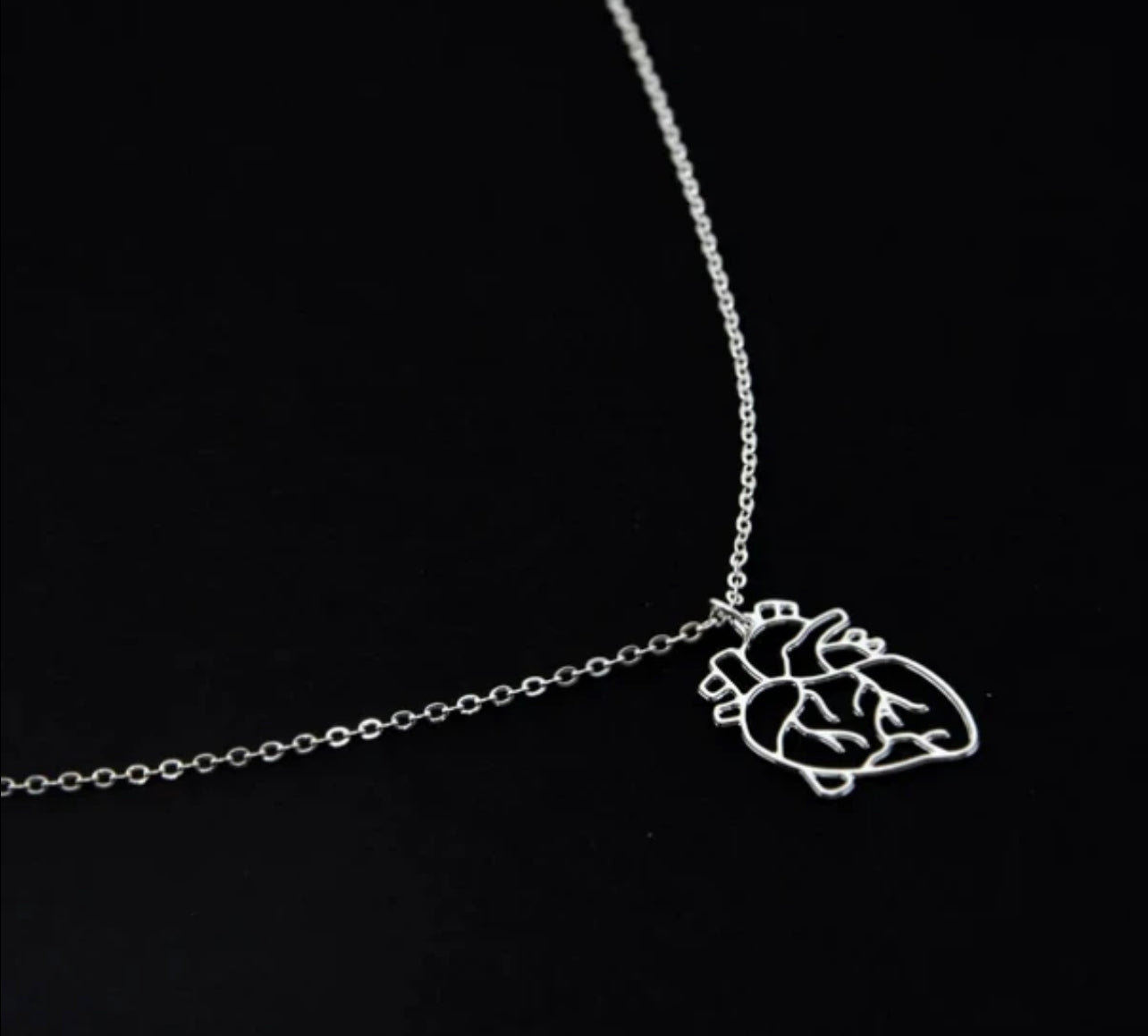 Collier Délicat avec Pendentif Anatomique du Cœur