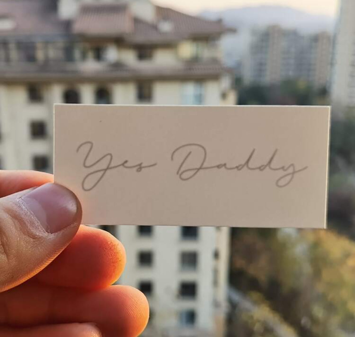 Tatouage temporaire minimaliste - “Yes Daddy”