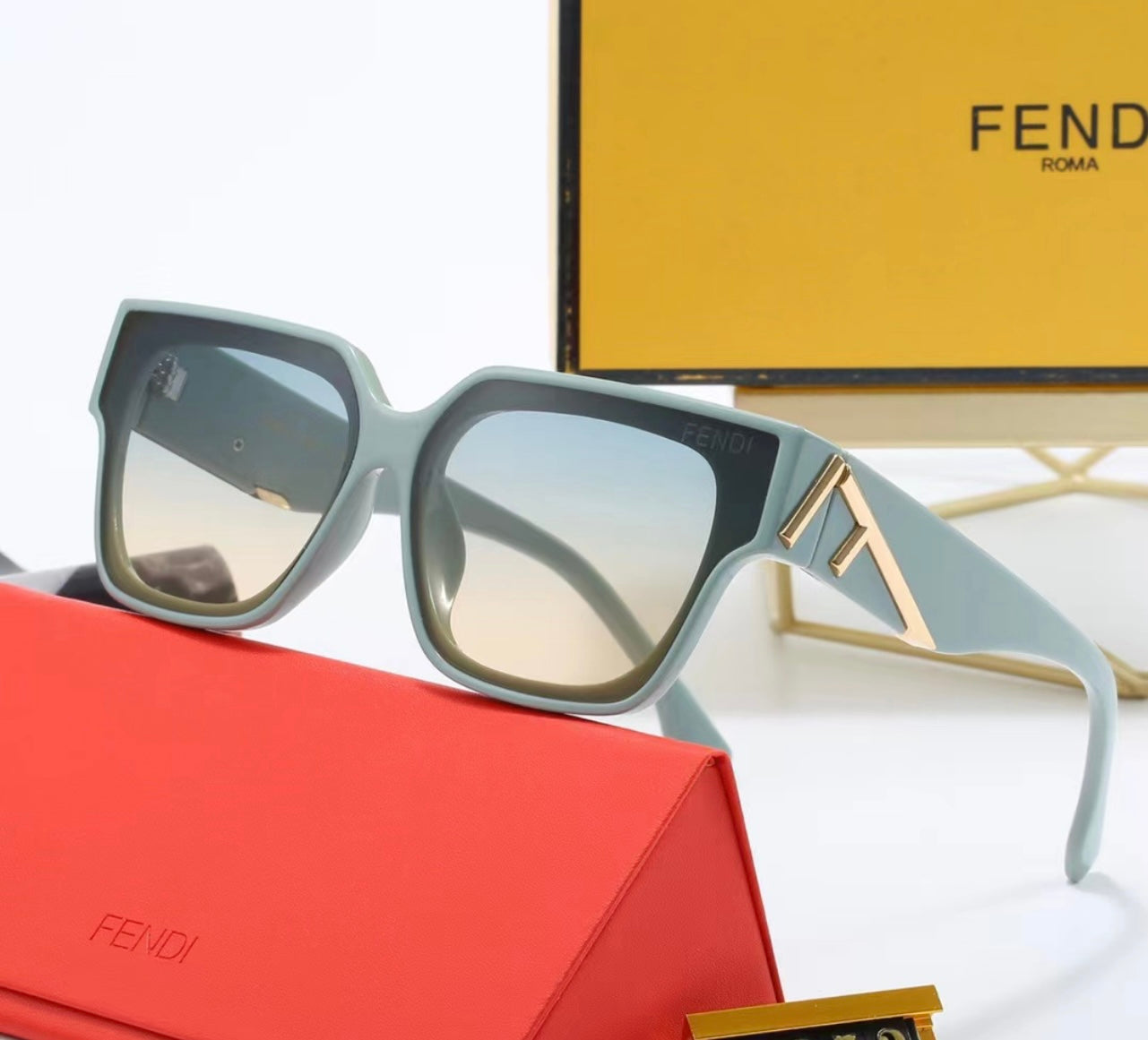 Lunettes de Soleil Forme Audacieuse en Gris Ardoise