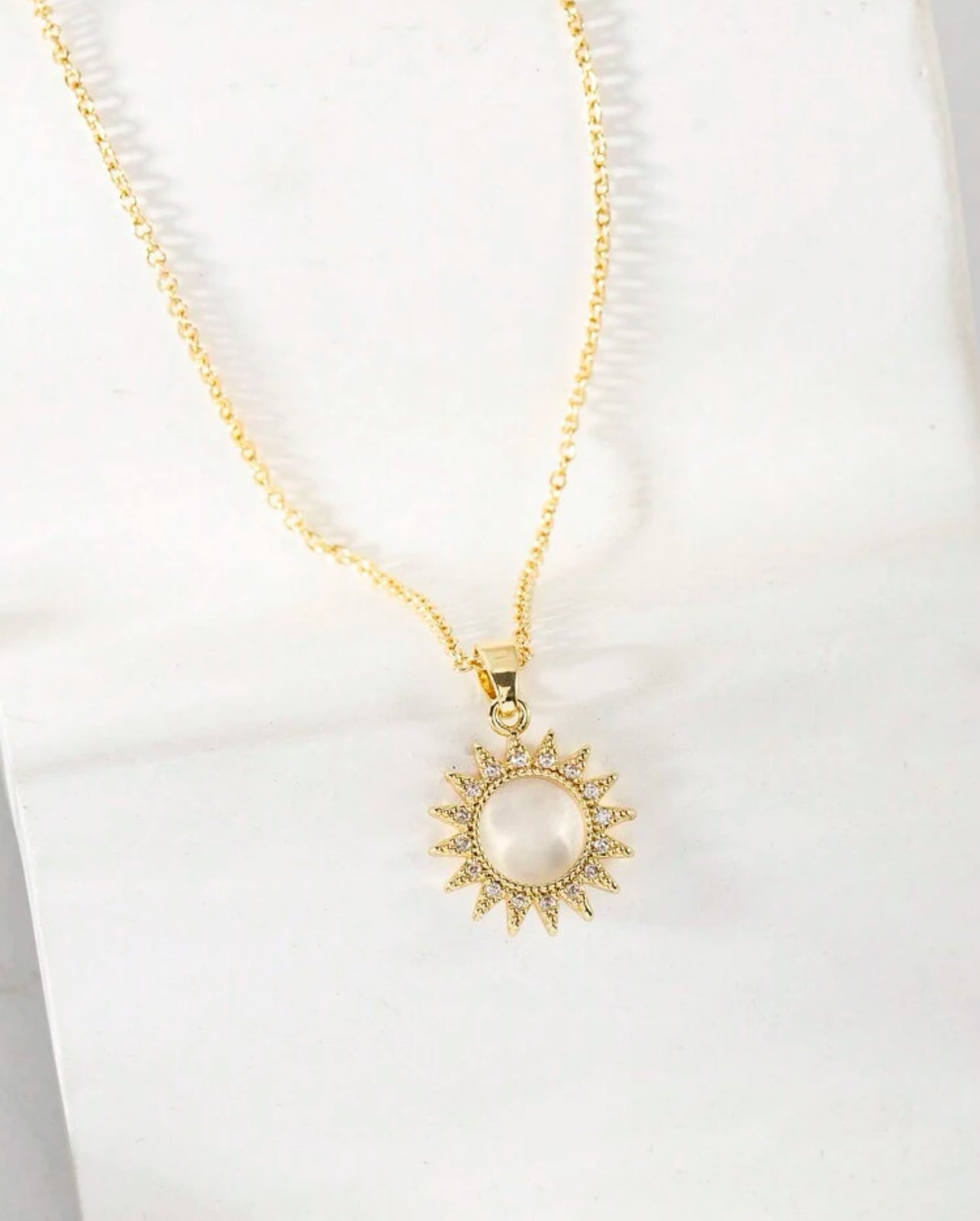 Collier à pendentif de soleil avec strass