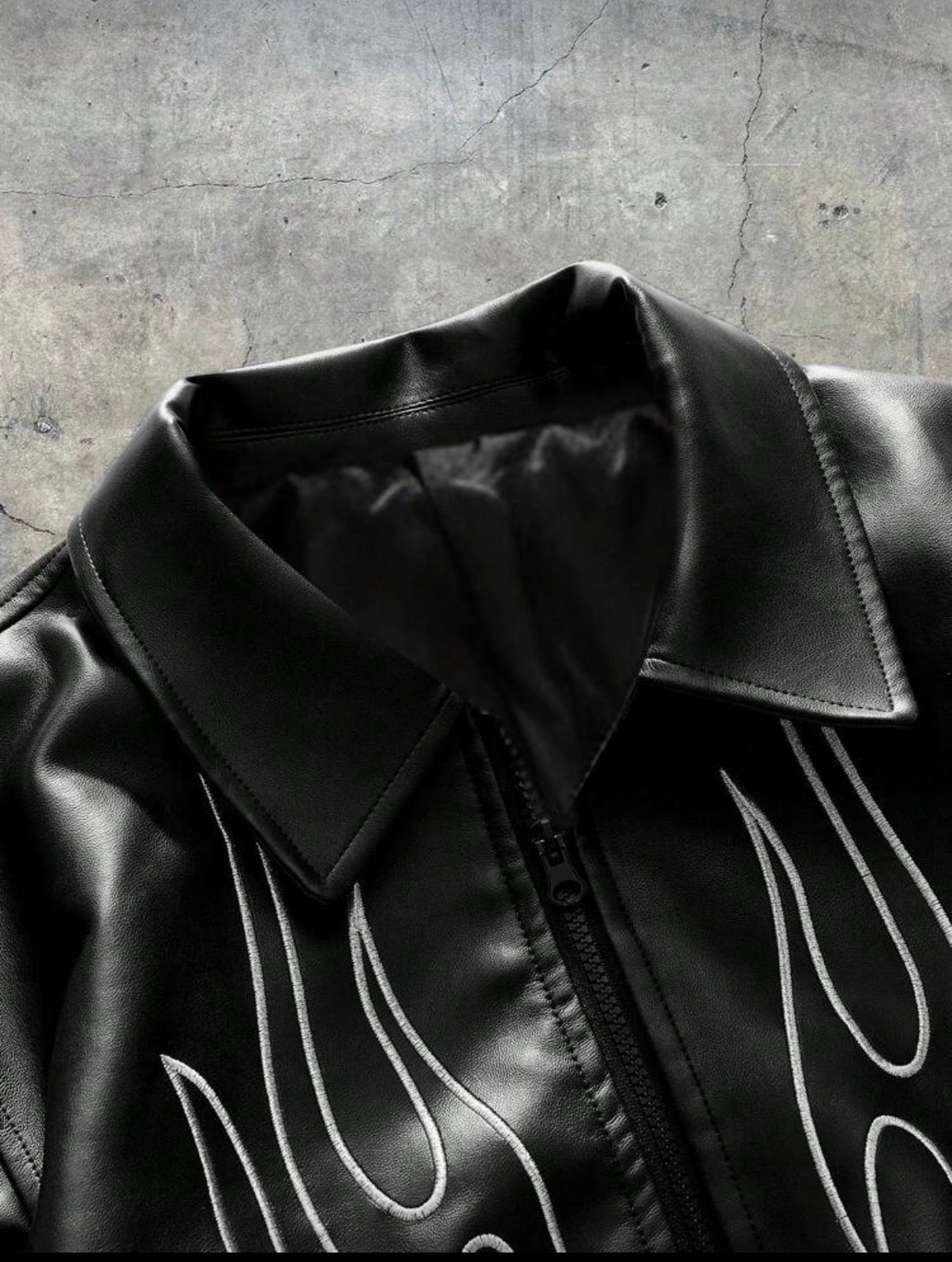 Veste "Ignition" en Simili-Cuir Noir – Broderies Flammes Gothiques