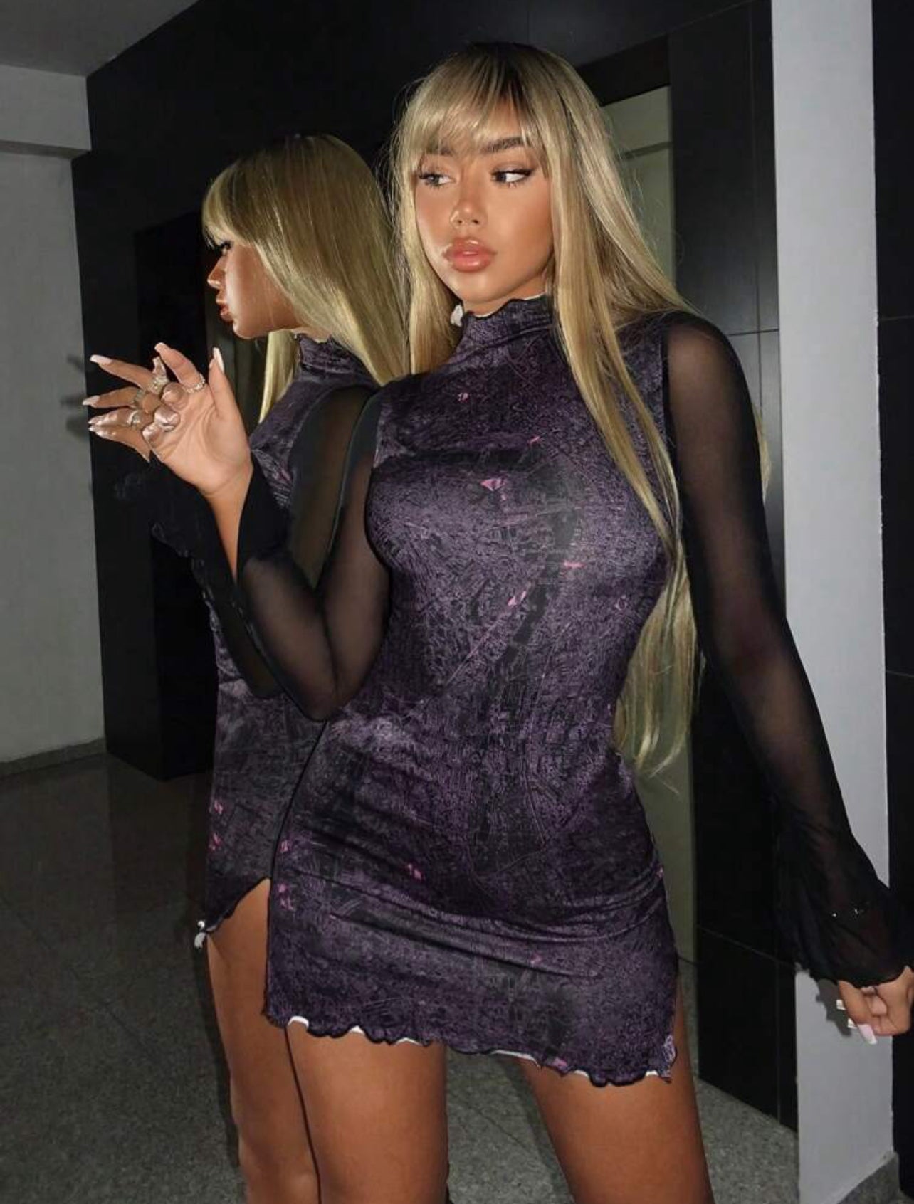 Robe Moulante À Ourlet Ondulé Fendu