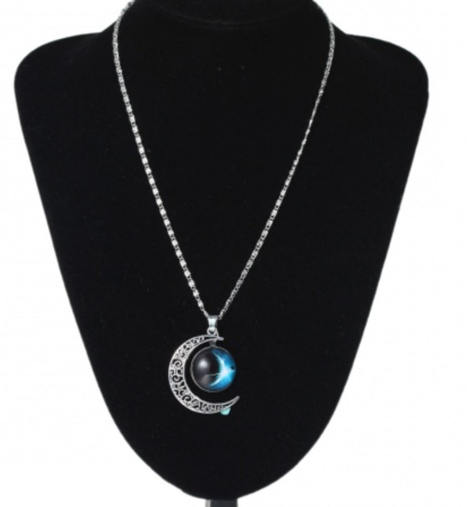 Nouvelle Tendance Pendentif Collier Galaxie Espace Univers Nébuleuse Multicolore Croissant Lune Cabochon en Verre Chaîne Escargot Argent