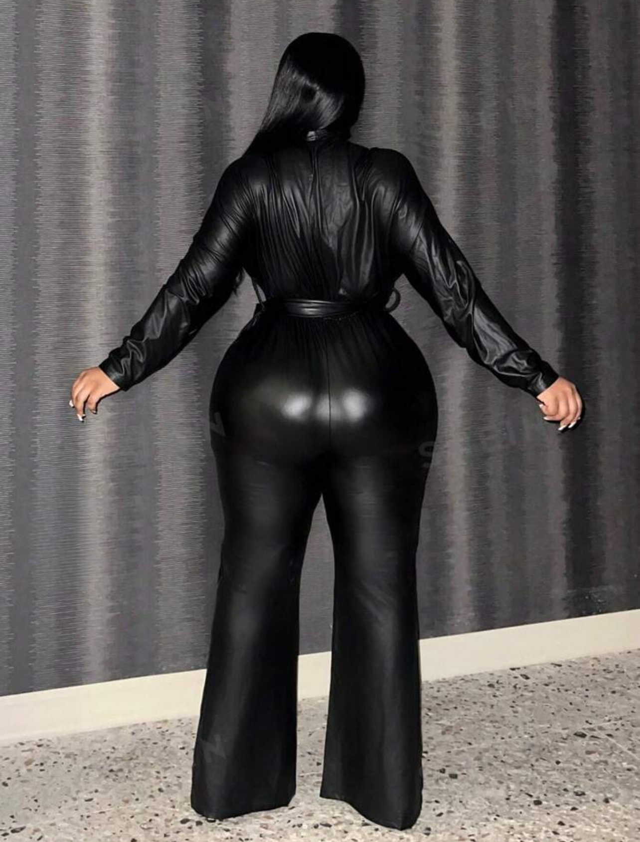 Combinaison à décolleté en V profond