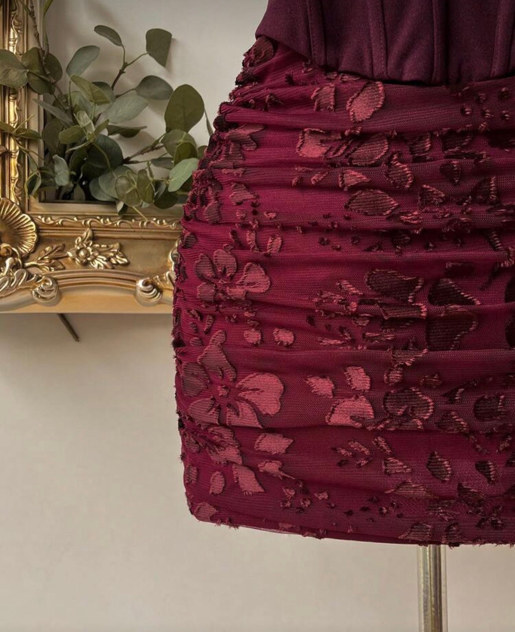 Robe Mini Corset Velours & Mesh – Bordeaux Floral de Soirée