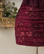 Robe Mini Corset Velours & Mesh – Bordeaux Floral de Soirée