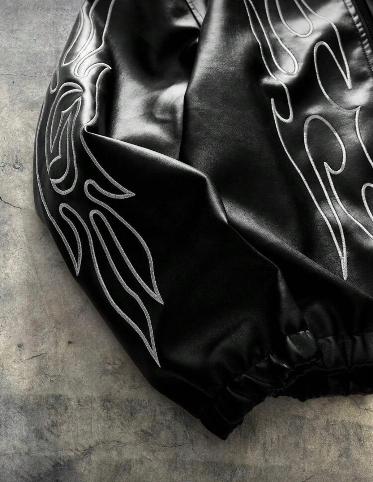 Veste "Ignition" en Simili-Cuir Noir – Broderies Flammes Gothiques