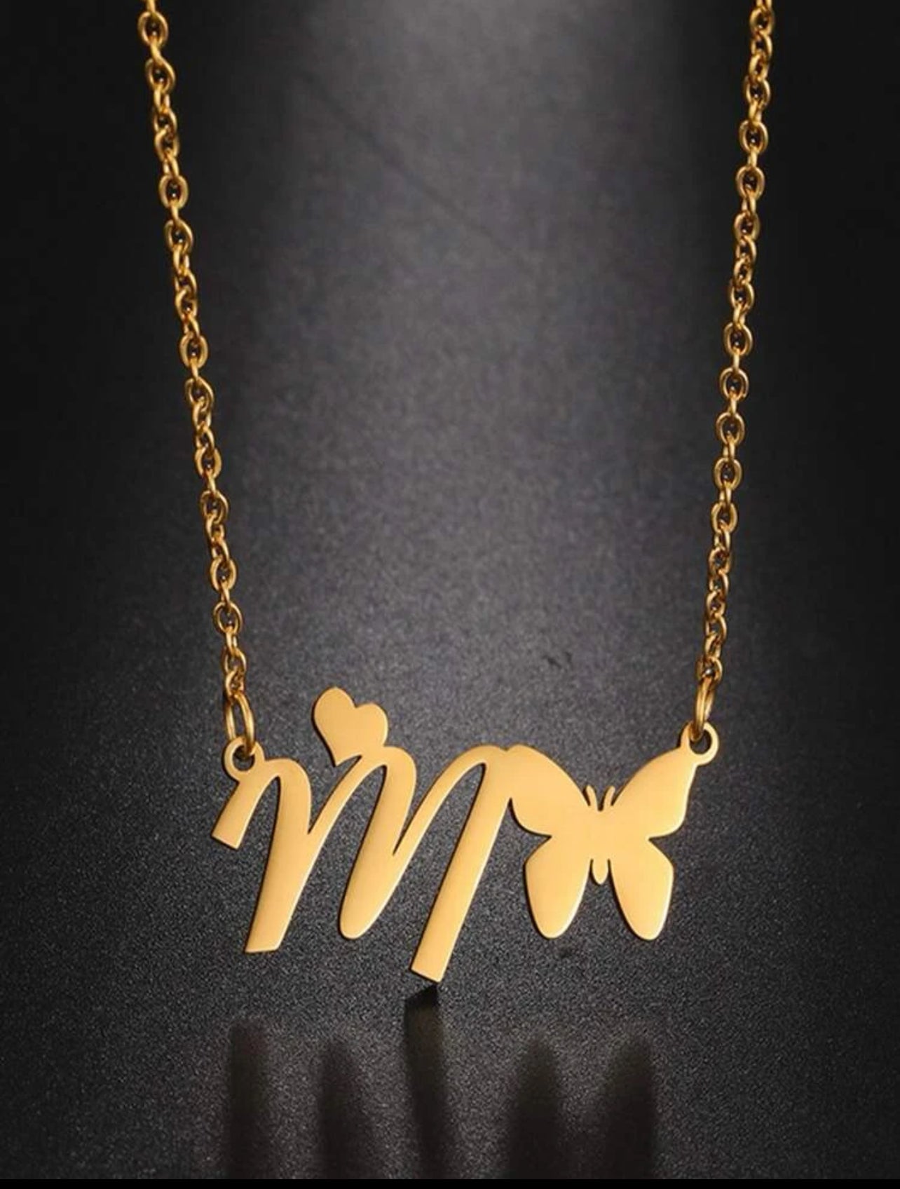 Collier avec pendentif papillon et lettre