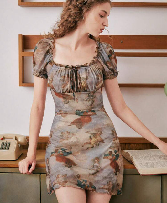 Figurbetontes Kleid mit Falten und Schleife aus Tüll