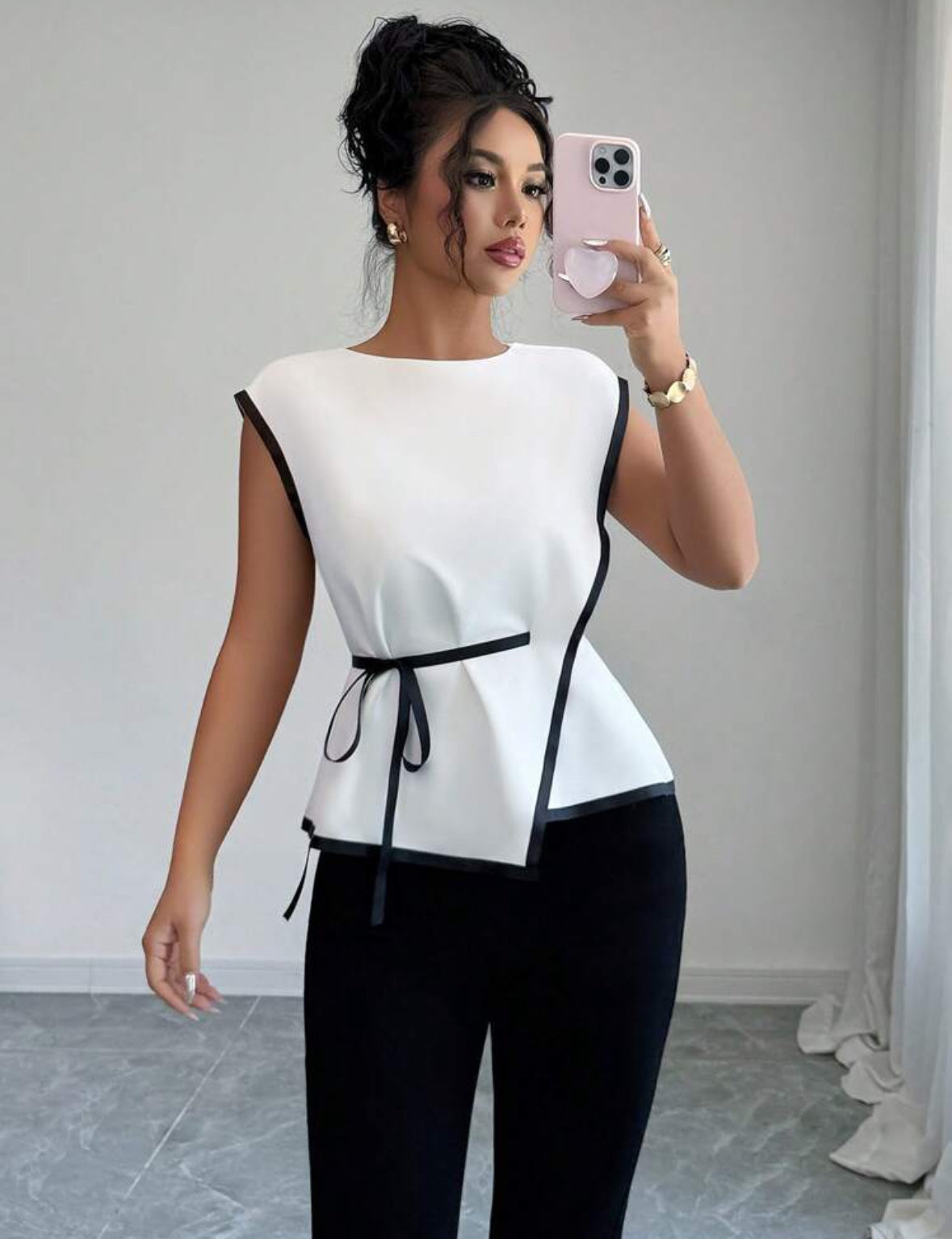 Haut Élégant Bicolore avec Ceinture Asymétrique