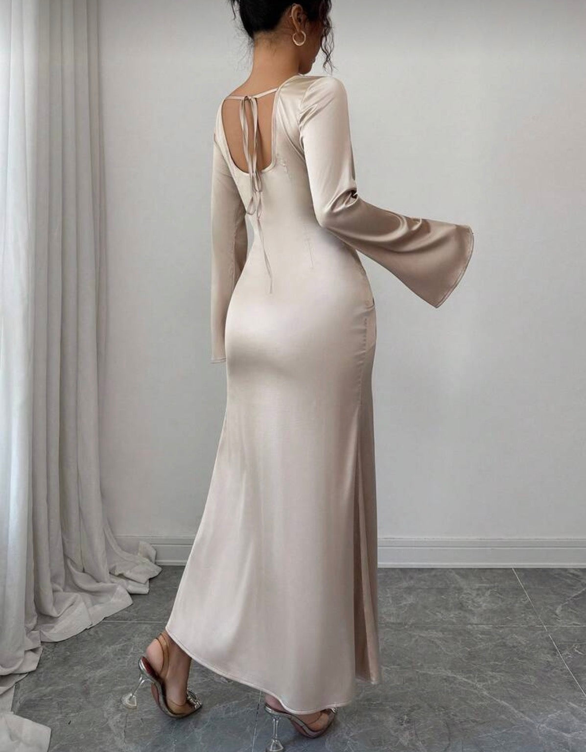 Robe Longue en Satin Champagne à Col Bénitier et Manches Évasées – Élégance Intemporelle