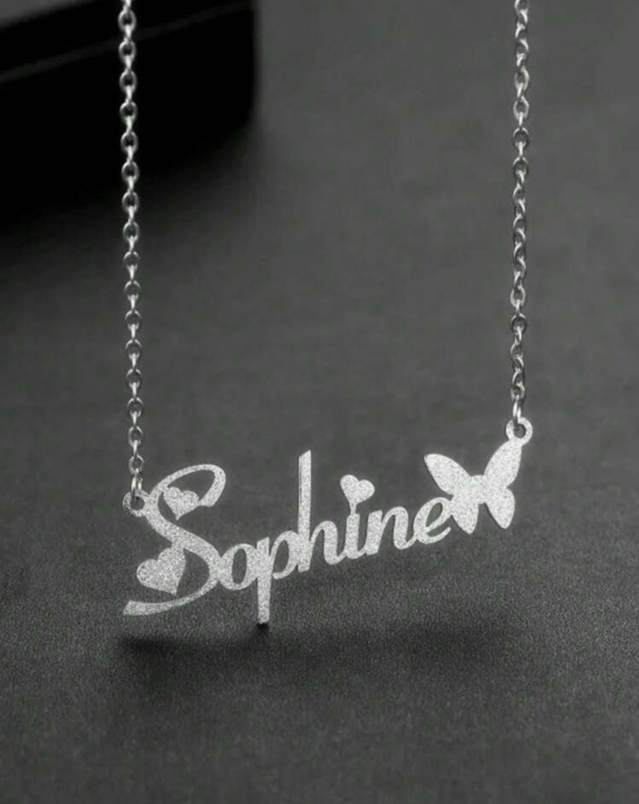 Collier Givré Personnalisé Lettre De Script D'herbe Givrée Brillante En Acier Inoxydable Avec Pendentif Papillon