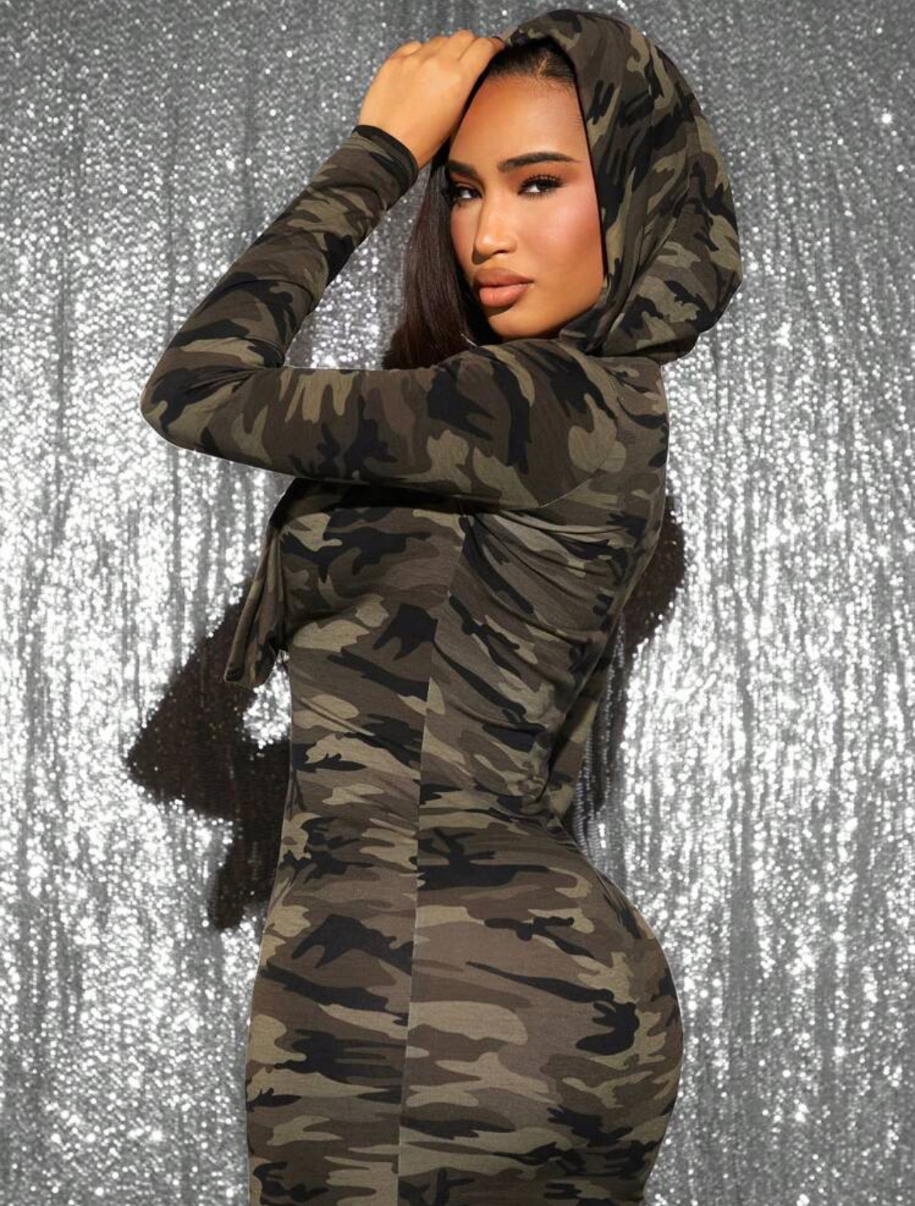 Figurbetontes Kleid mit Camouflage-Print und Ausschnitt