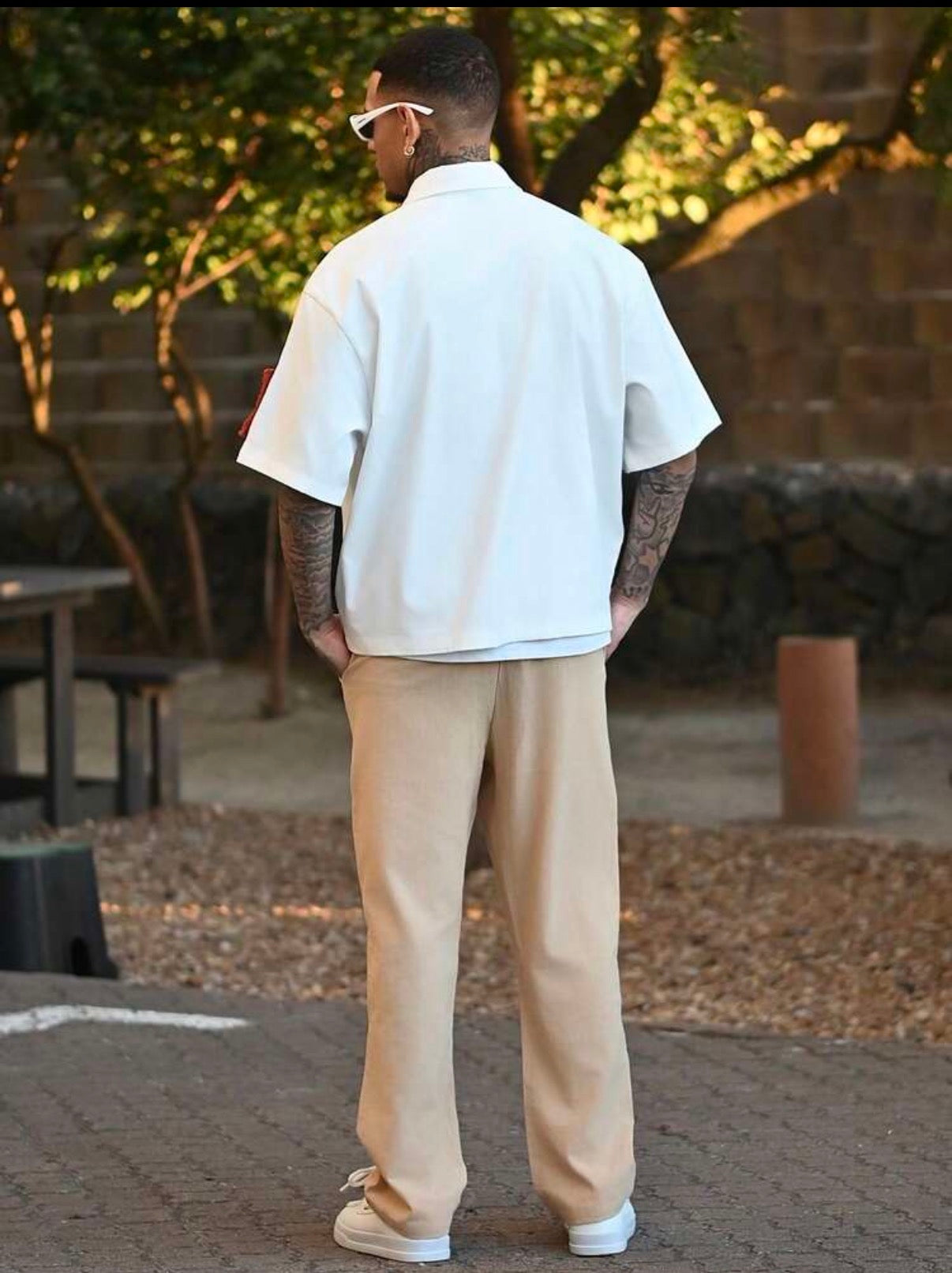 Chemise Homme Oversize à Patchs Colorés – Style Streetwear Moderne